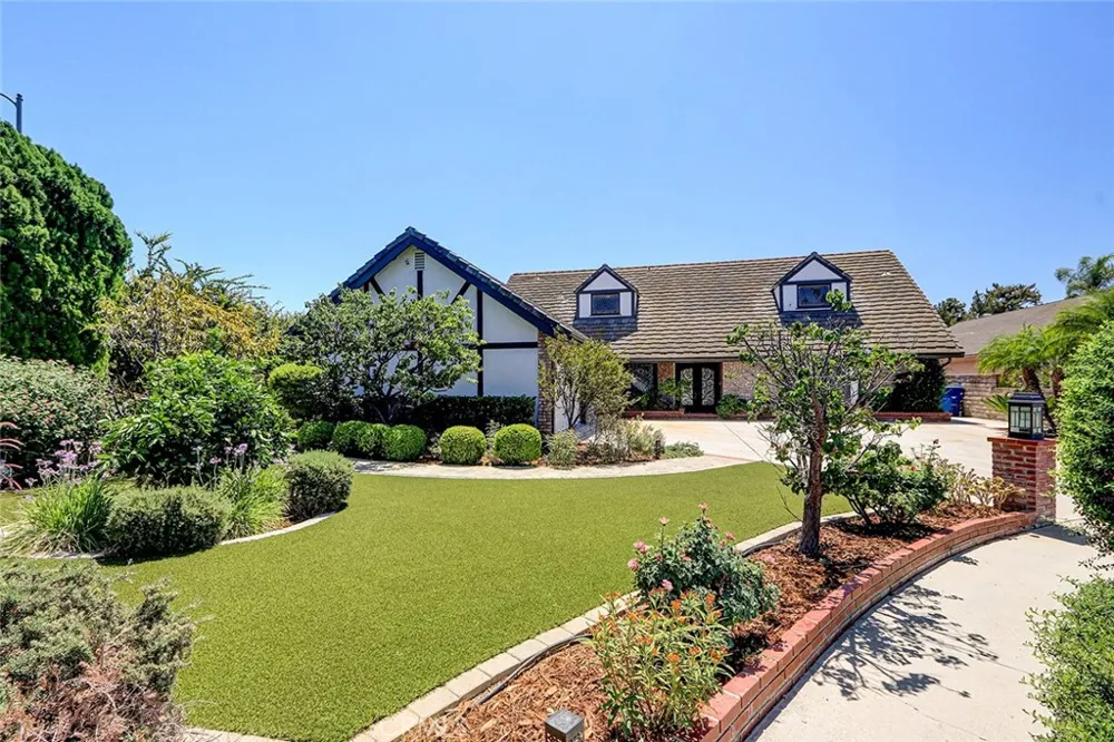 17002 Dearborn Northridge, CA 91325