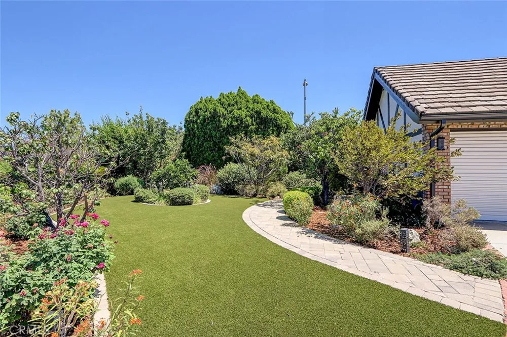 17002 Dearborn Northridge, CA 91325