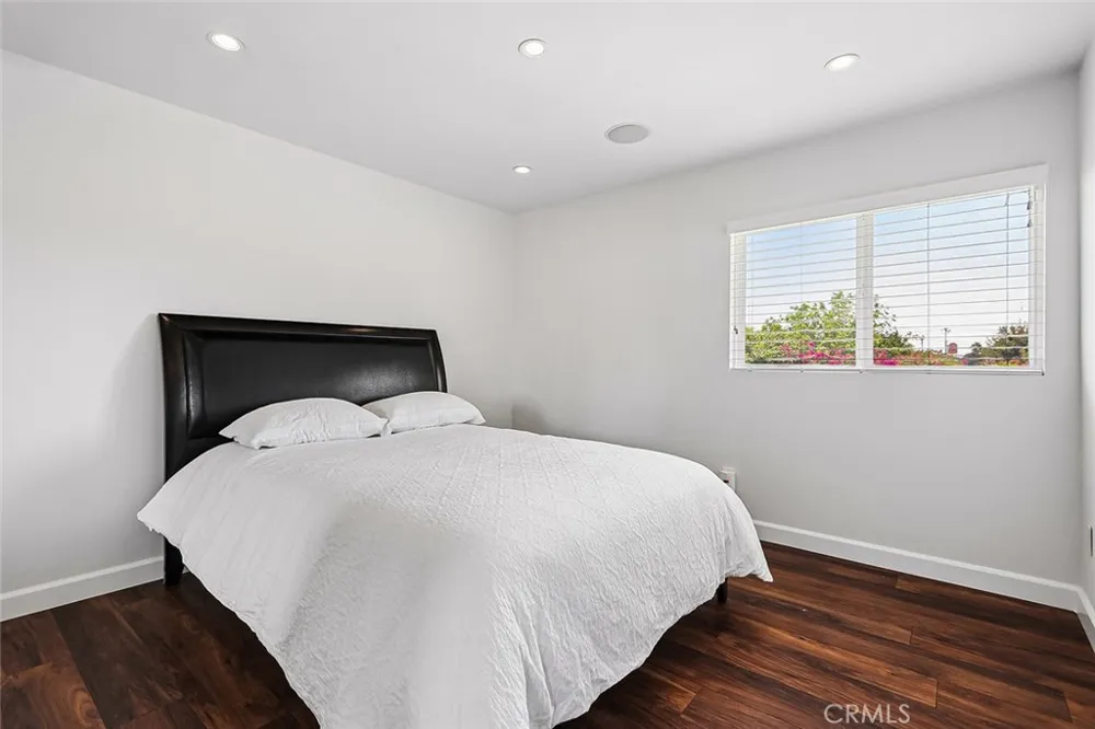 17002 Dearborn Northridge, CA 91325