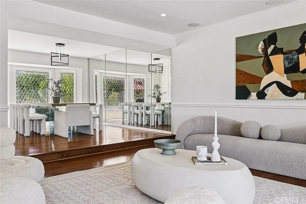 17002 Dearborn Northridge, CA 91325