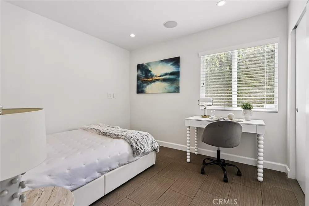 17002 Dearborn Northridge, CA 91325