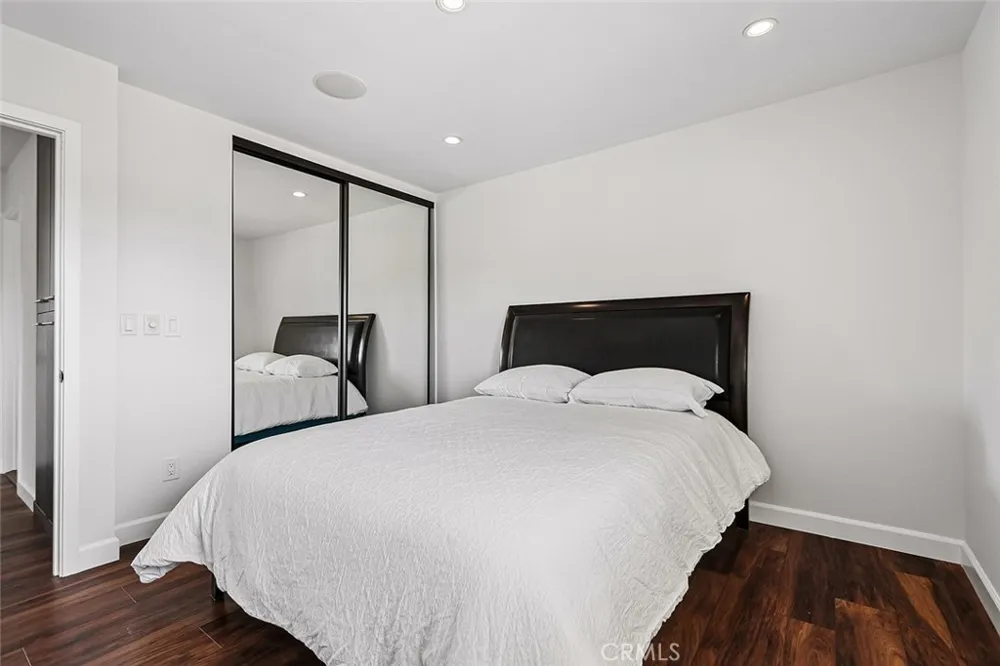 17002 Dearborn Northridge, CA 91325