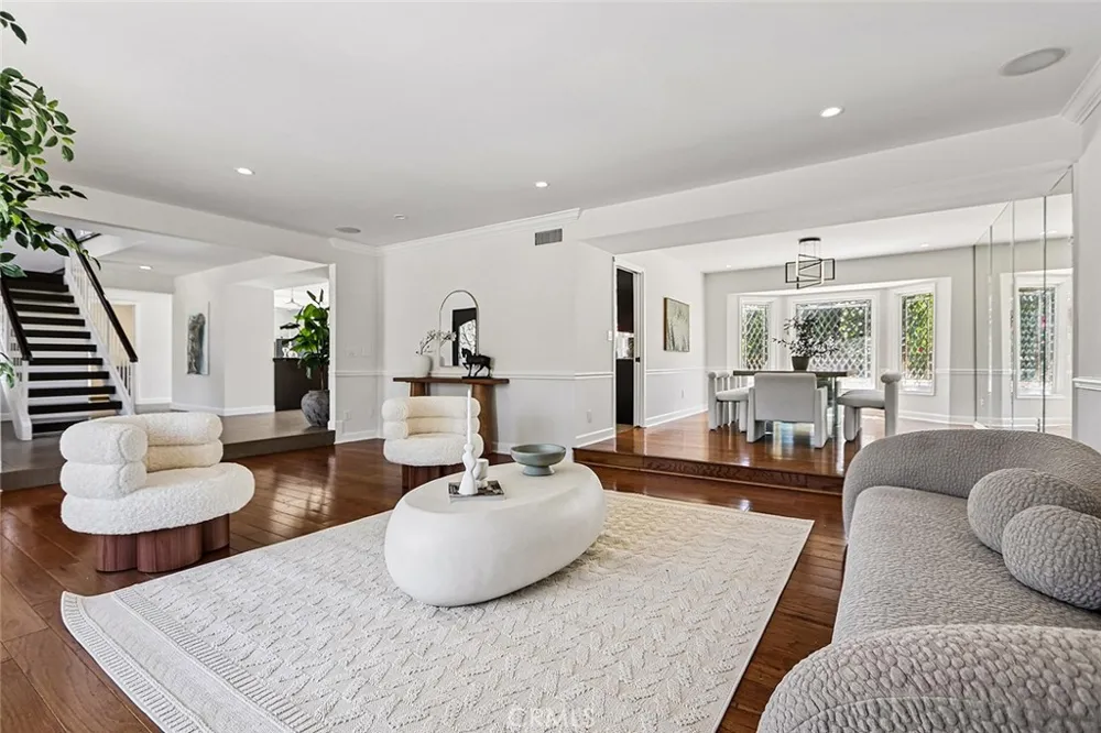 17002 Dearborn Northridge, CA 91325
