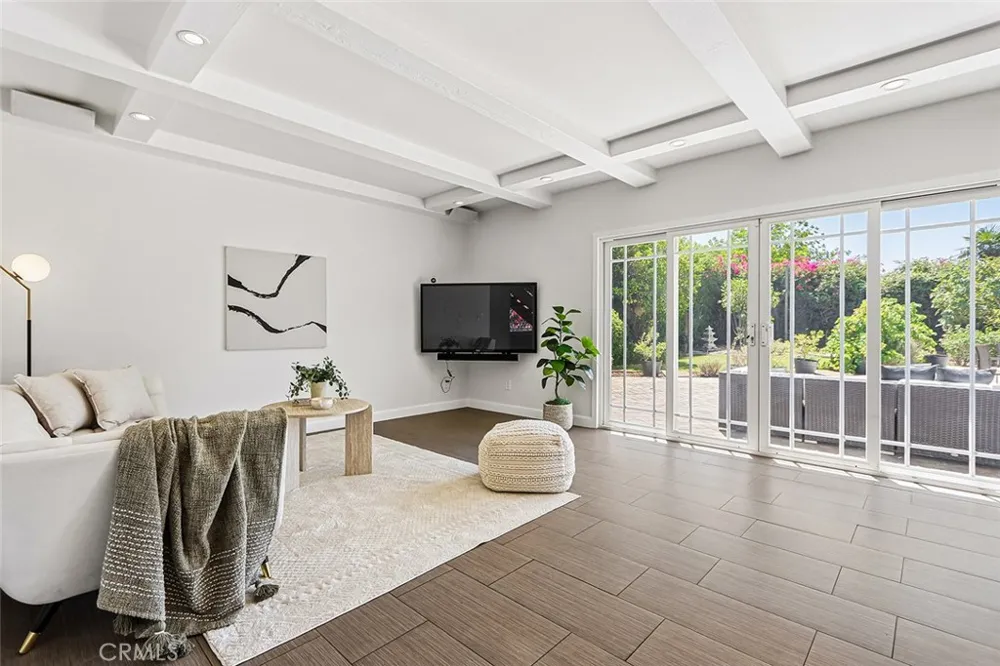 17002 Dearborn Northridge, CA 91325