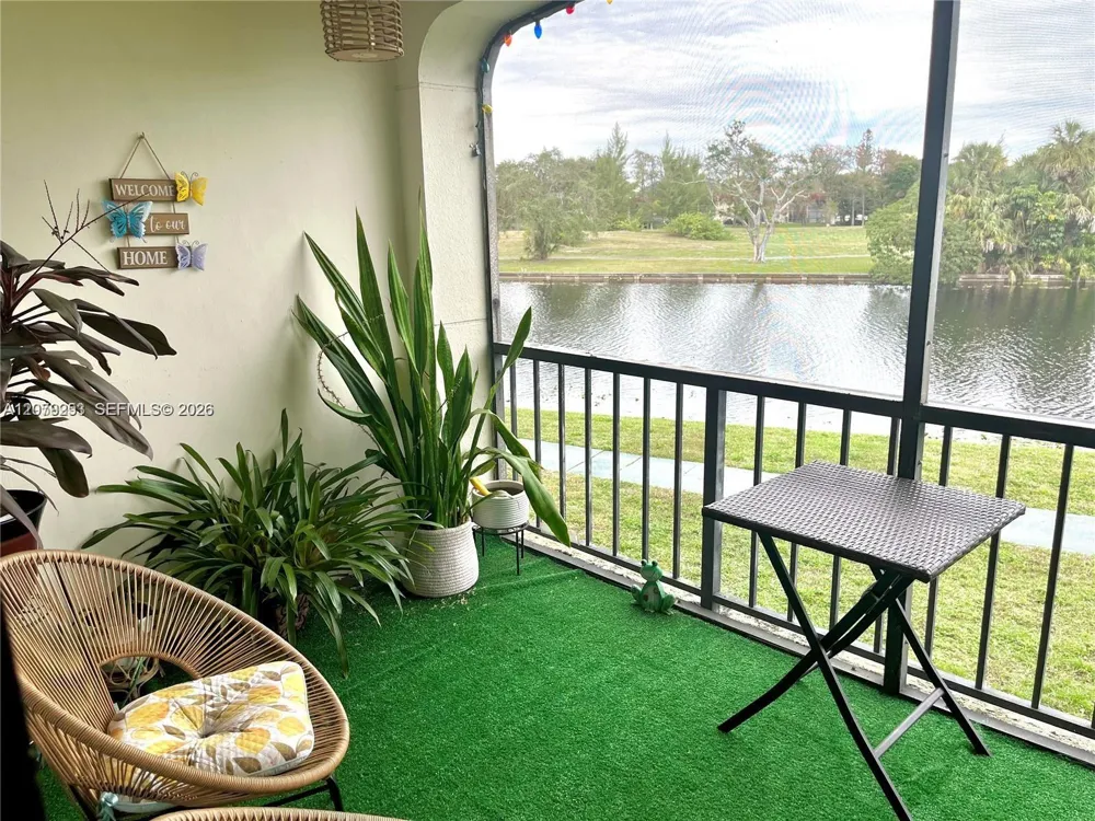 3760 Inverrary Dr #2R Lauderhill, FL 33319