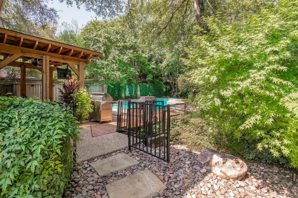 14913 Oaks North Drive Addison, TX 75254
