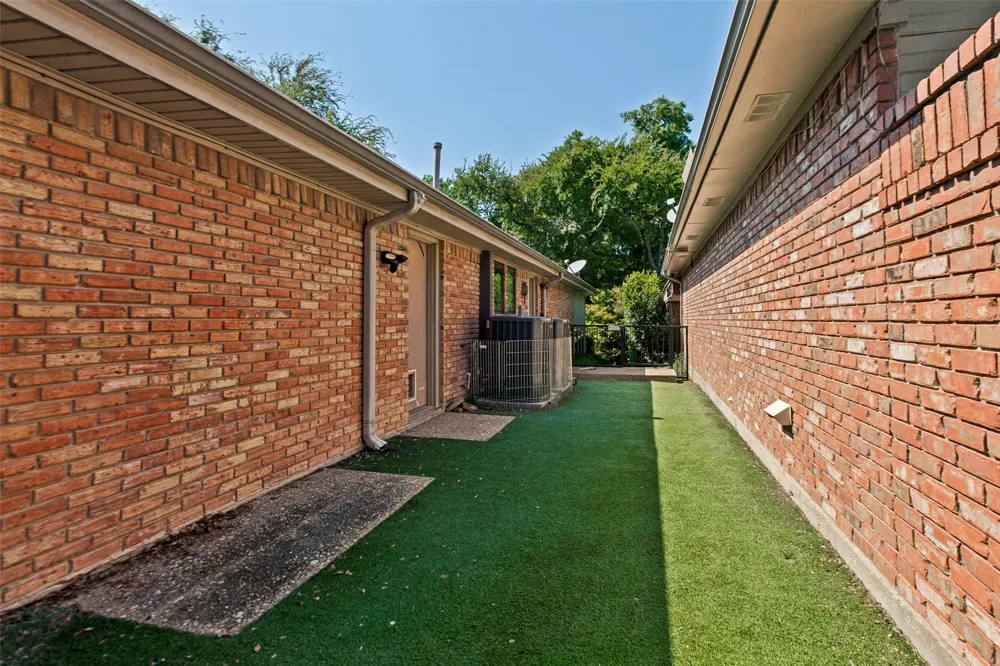 14913 Oaks North Drive Addison, TX 75254