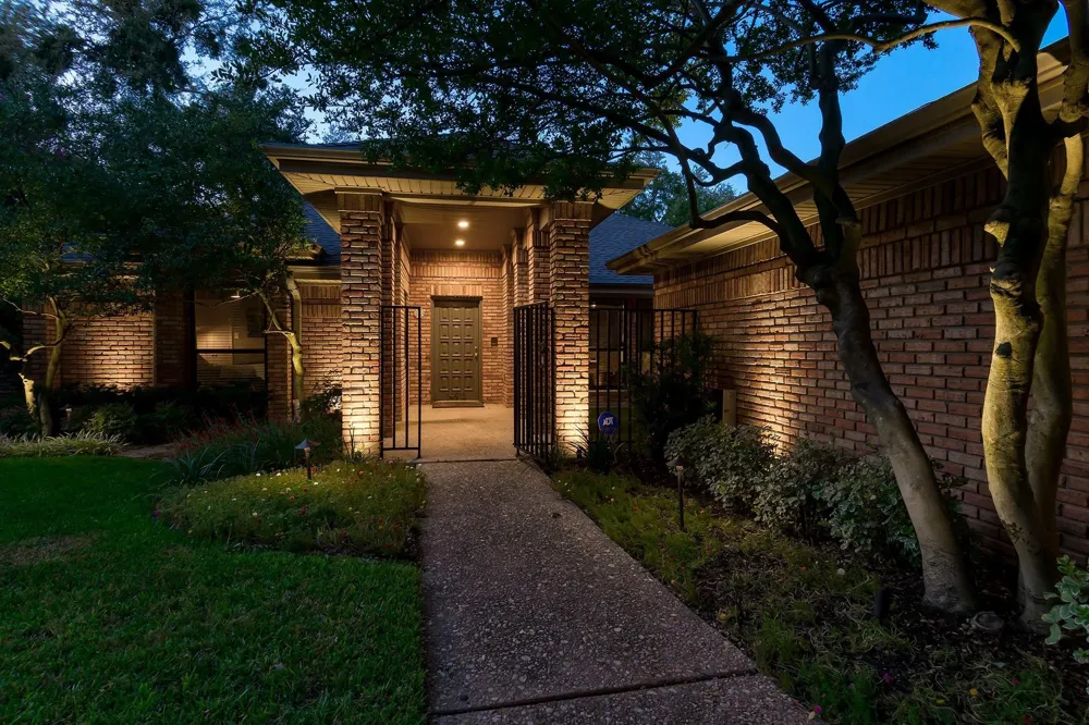 14913 Oaks North Drive Addison, TX 75254