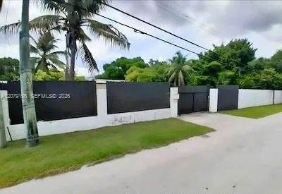 759 S Biscayne River Dr Miami, FL 33169