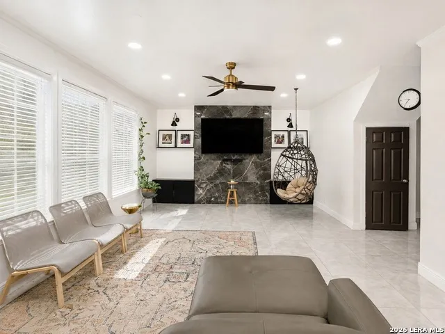 8610 Cantua Crk Helotes, TX 78023