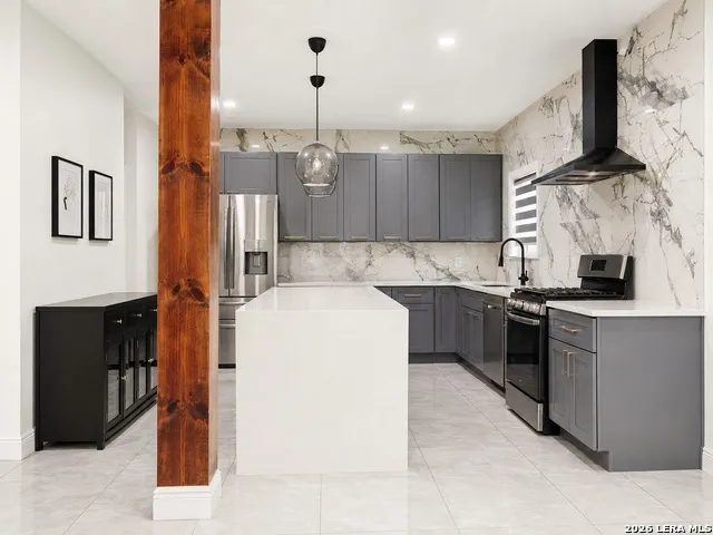 8610 Cantua Crk Helotes, TX 78023