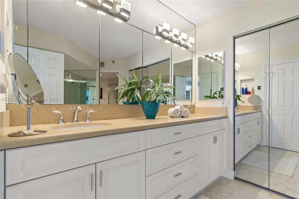 3500 Mystic Pointe Dr #2204 Aventura, FL 33180