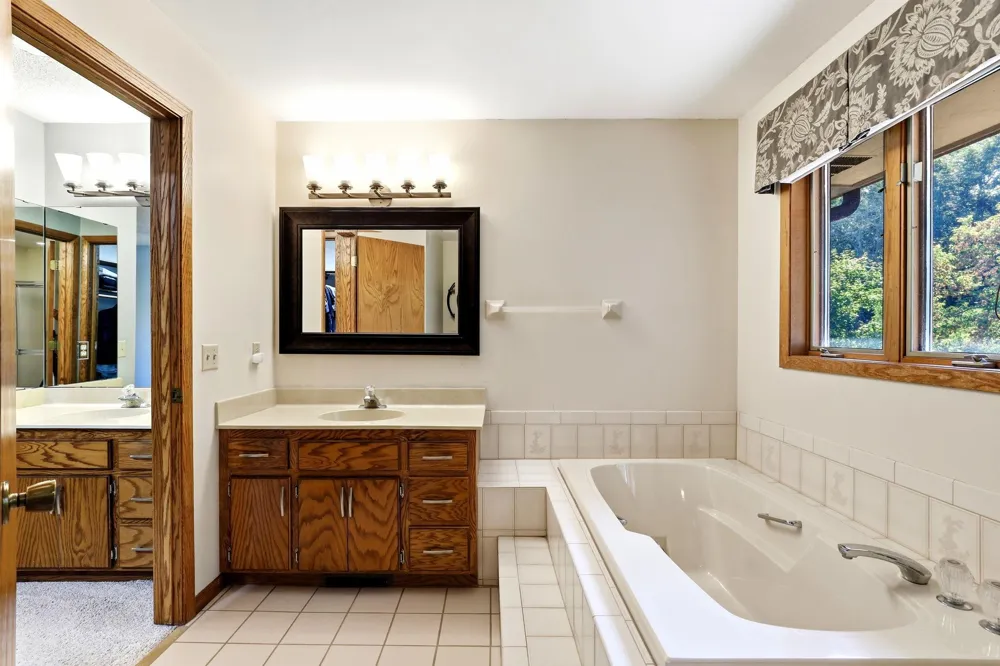 4690 Parkridge Drive Eagan, MN 55123