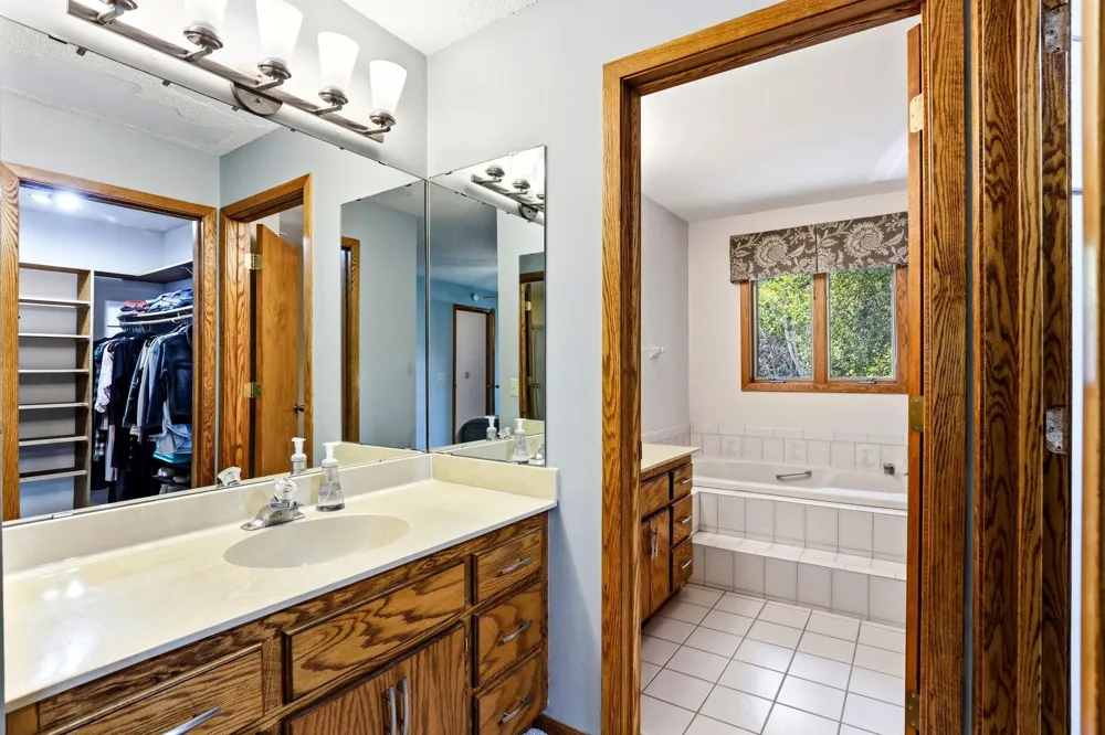 4690 Parkridge Drive Eagan, MN 55123