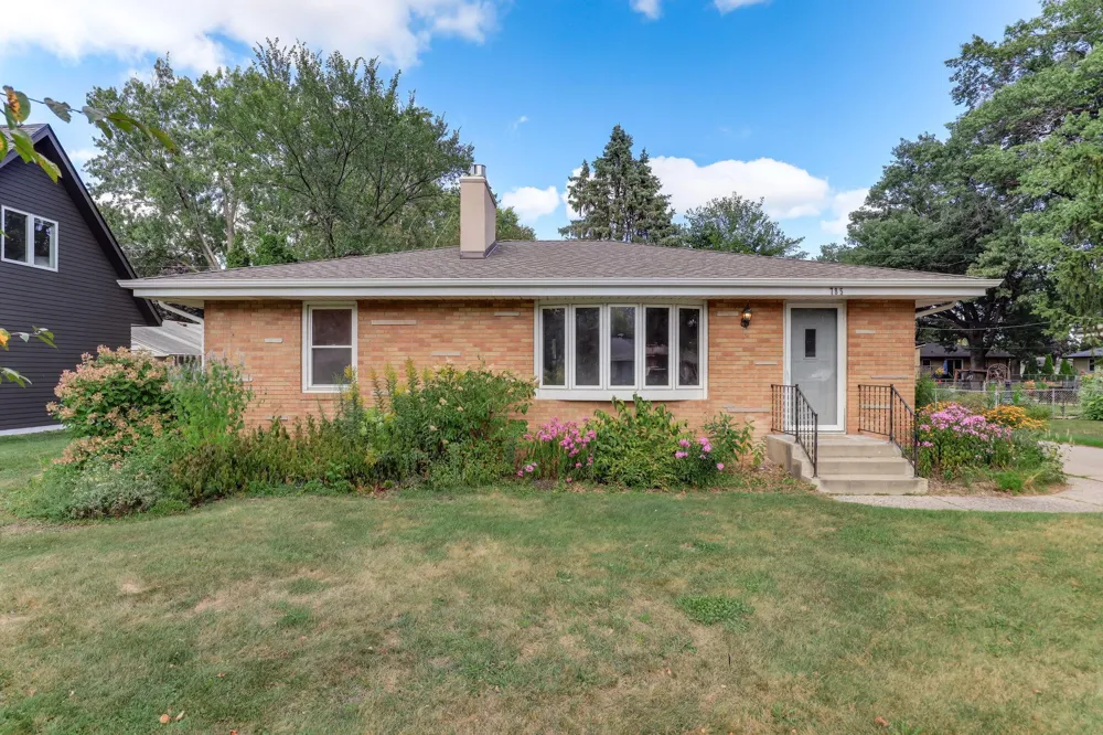 785 Grandview Avenue W Roseville, MN 55113