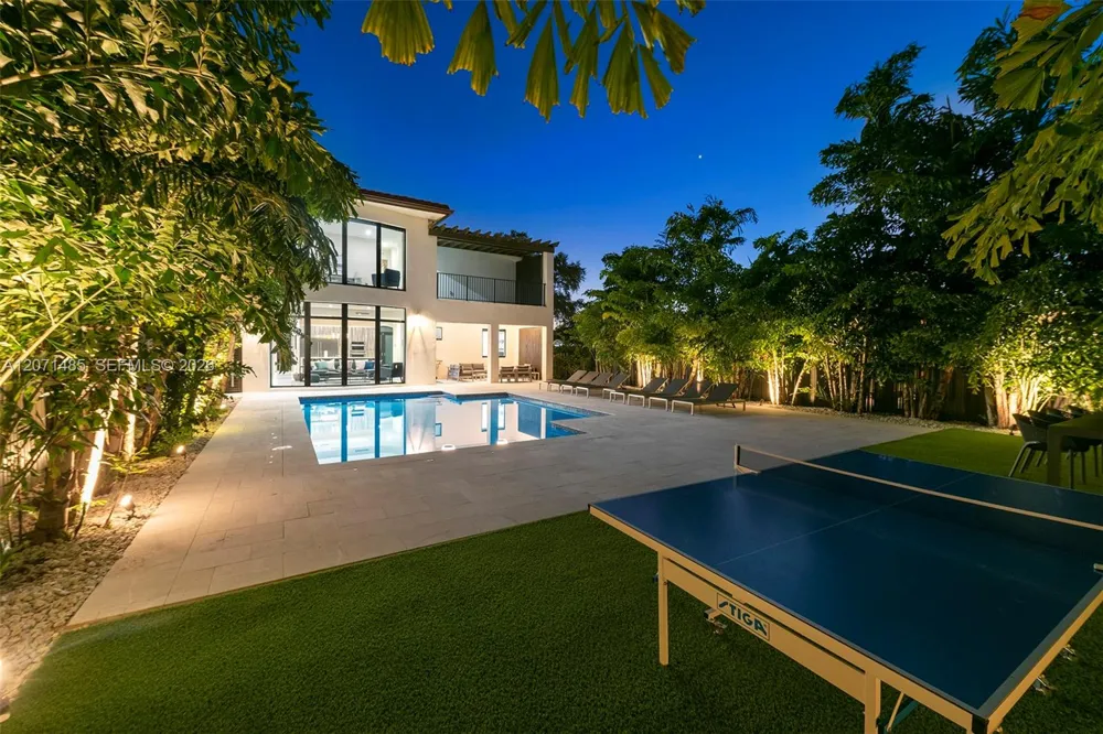 6529 SW 30th St Miami, FL 33155