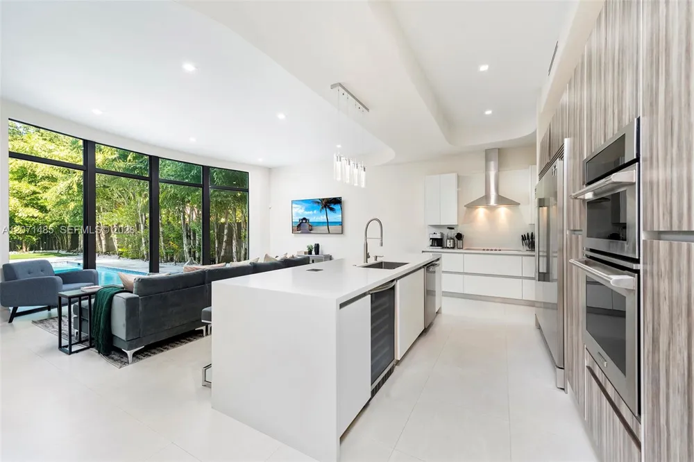 6529 SW 30th St Miami, FL 33155