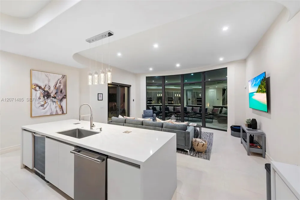 6529 SW 30th St Miami, FL 33155