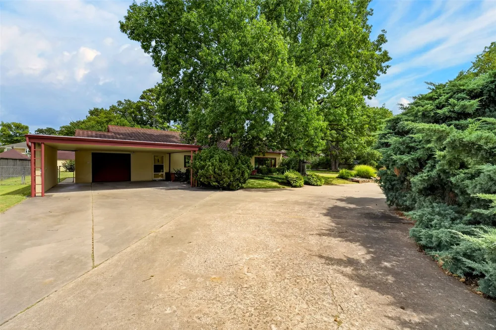1910 Hillcrest Drive Bartlesville, OK 74003