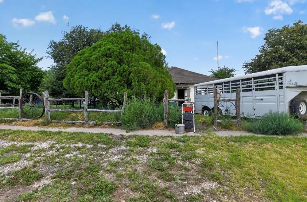 201 E 2nd Street Higgins, TX 79046