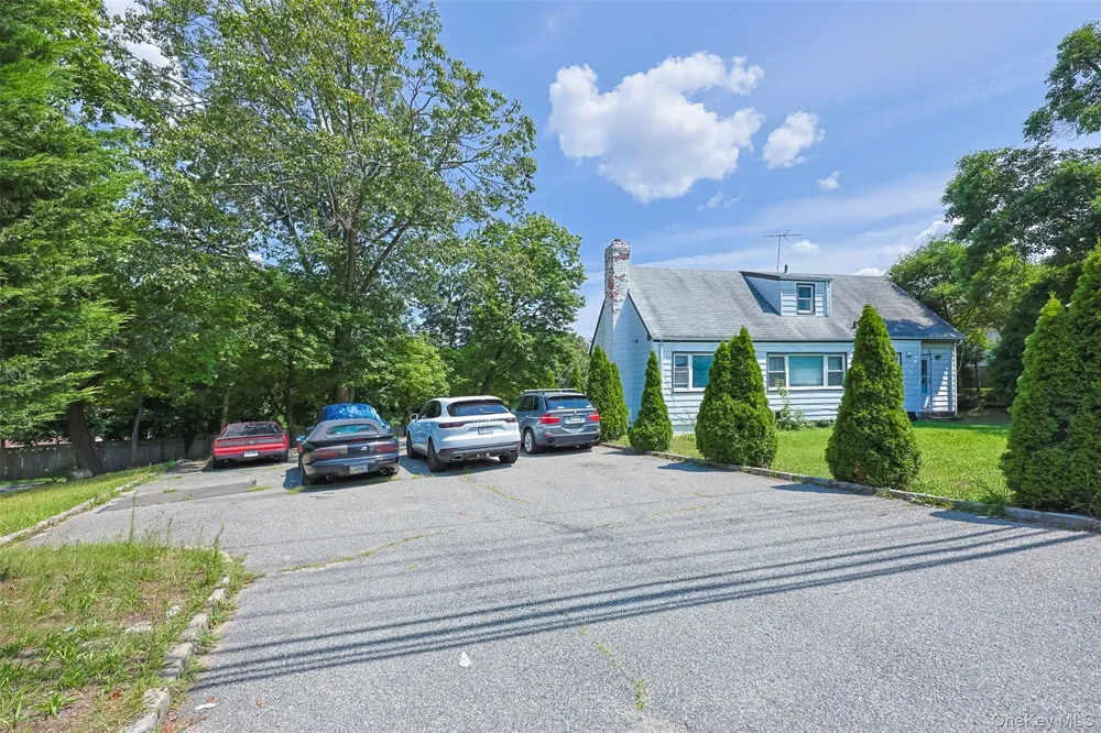 84 Middle Neck Road Roslyn, NY 11576