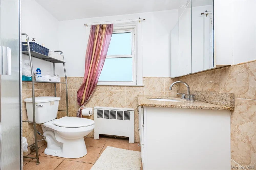 84 Middle Neck Road Roslyn, NY 11576