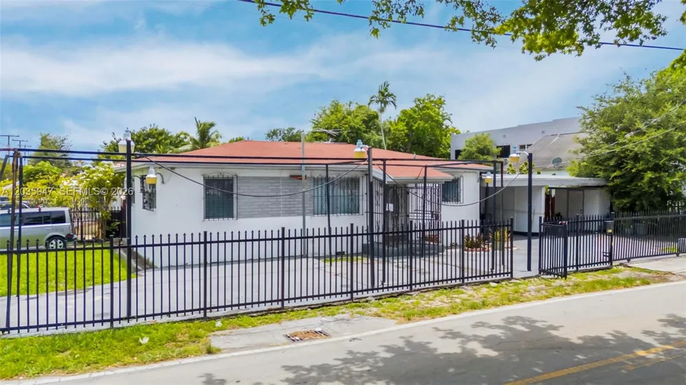 2300 NW 9th St Miami, FL 33125