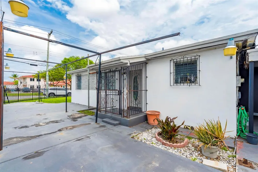 2300 NW 9th St Miami, FL 33125