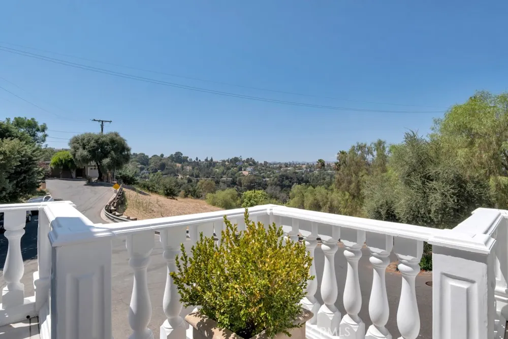 21041 Bandera Street Woodland Hills, CA 91364