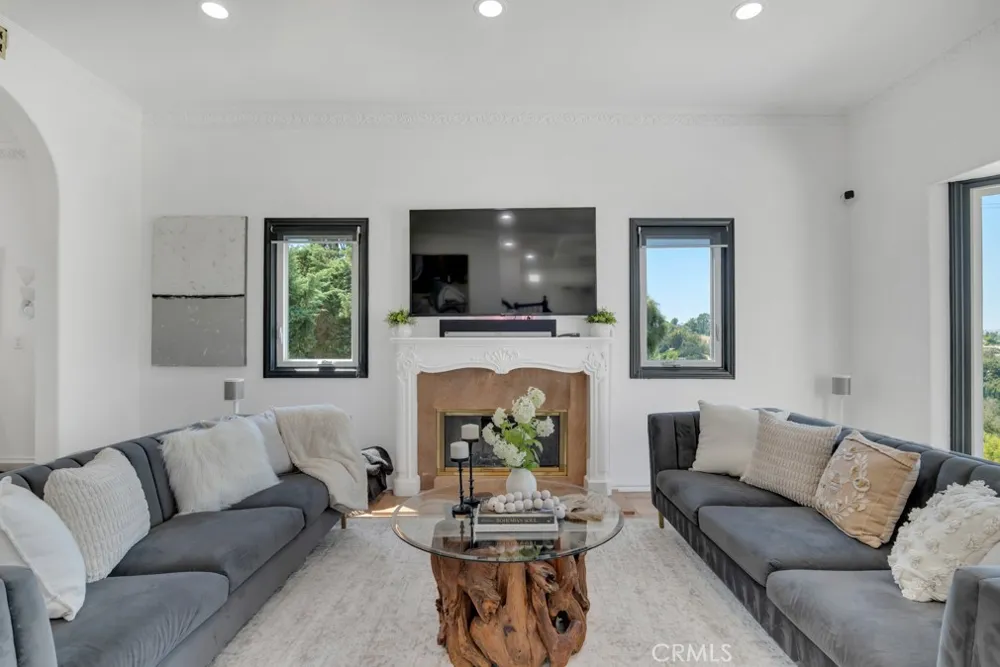 21041 Bandera Street Woodland Hills, CA 91364
