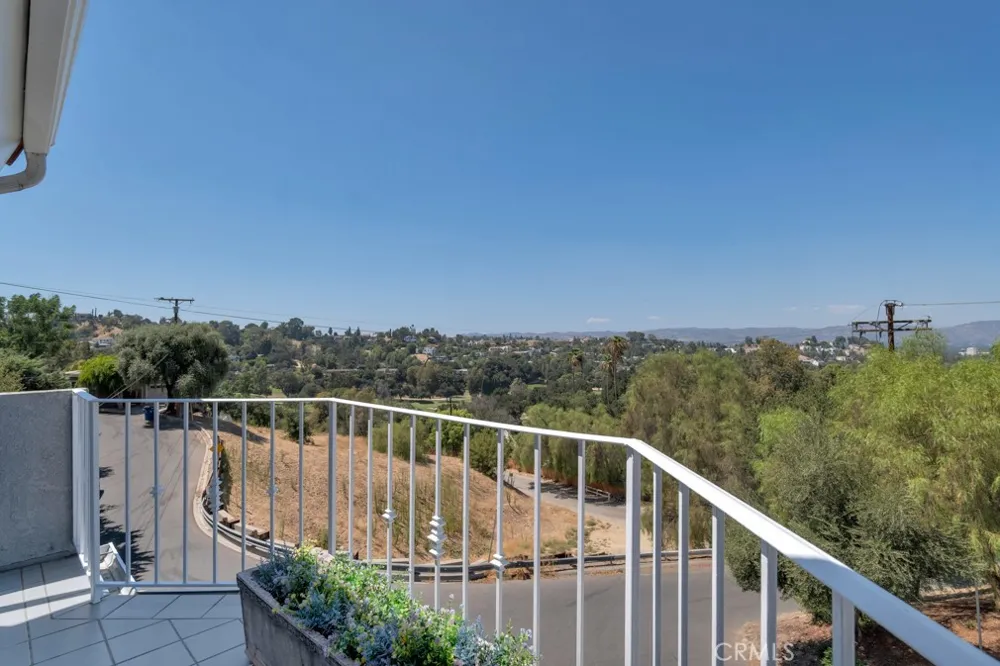 21041 Bandera Street Woodland Hills, CA 91364