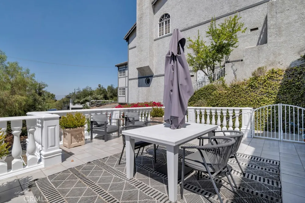 21041 Bandera Street Woodland Hills, CA 91364