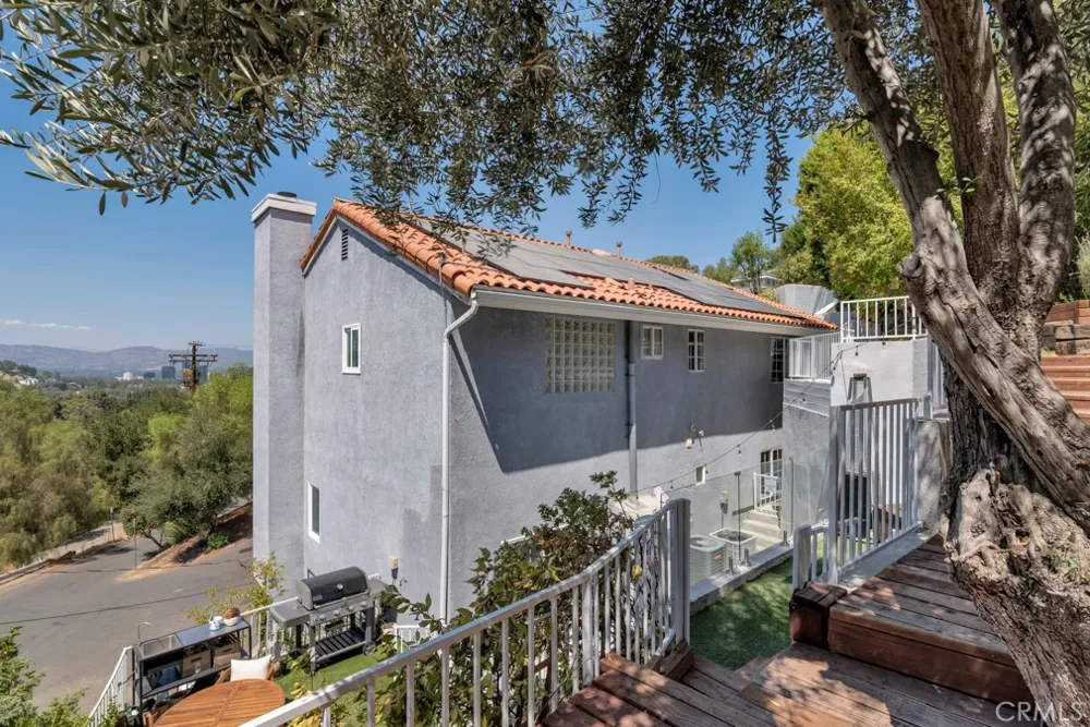 21041 Bandera Street Woodland Hills, CA 91364