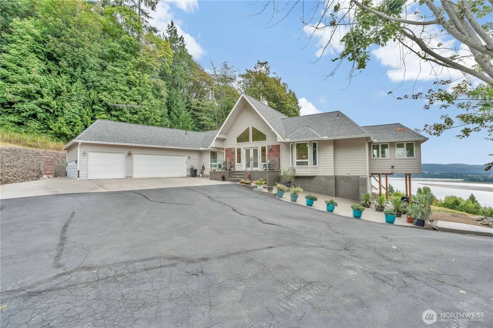 1663 E STATE ROUTE 4 Cathlamet, WA 98612