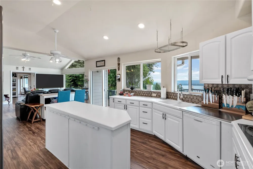 1663 E STATE ROUTE 4 Cathlamet, WA 98612