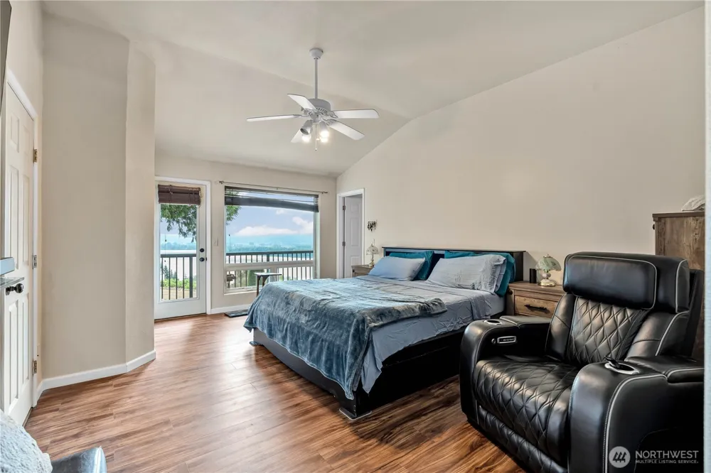 1663 E STATE ROUTE 4 Cathlamet, WA 98612