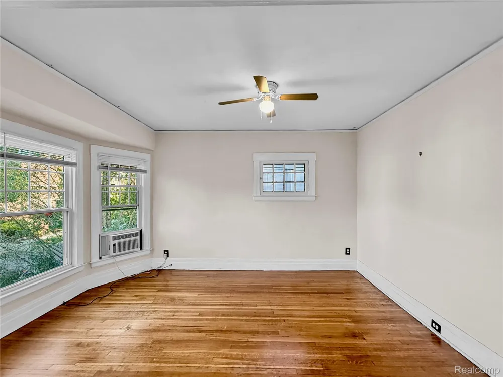 1027 LAKEPOINTE STREET Grosse Pointe Park City, MI 48230