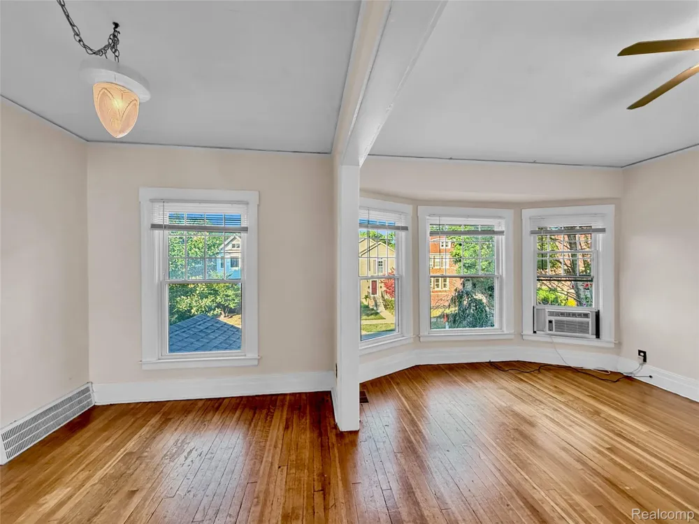 1027 LAKEPOINTE STREET Grosse Pointe Park City, MI 48230