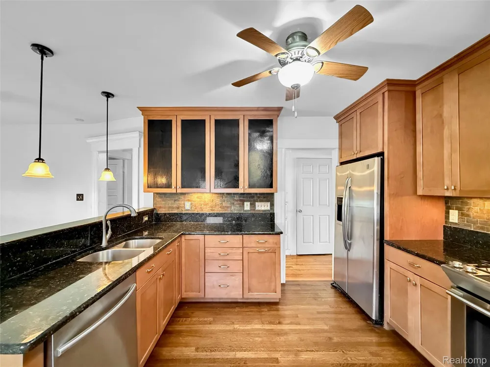 1027 LAKEPOINTE STREET Grosse Pointe Park City, MI 48230