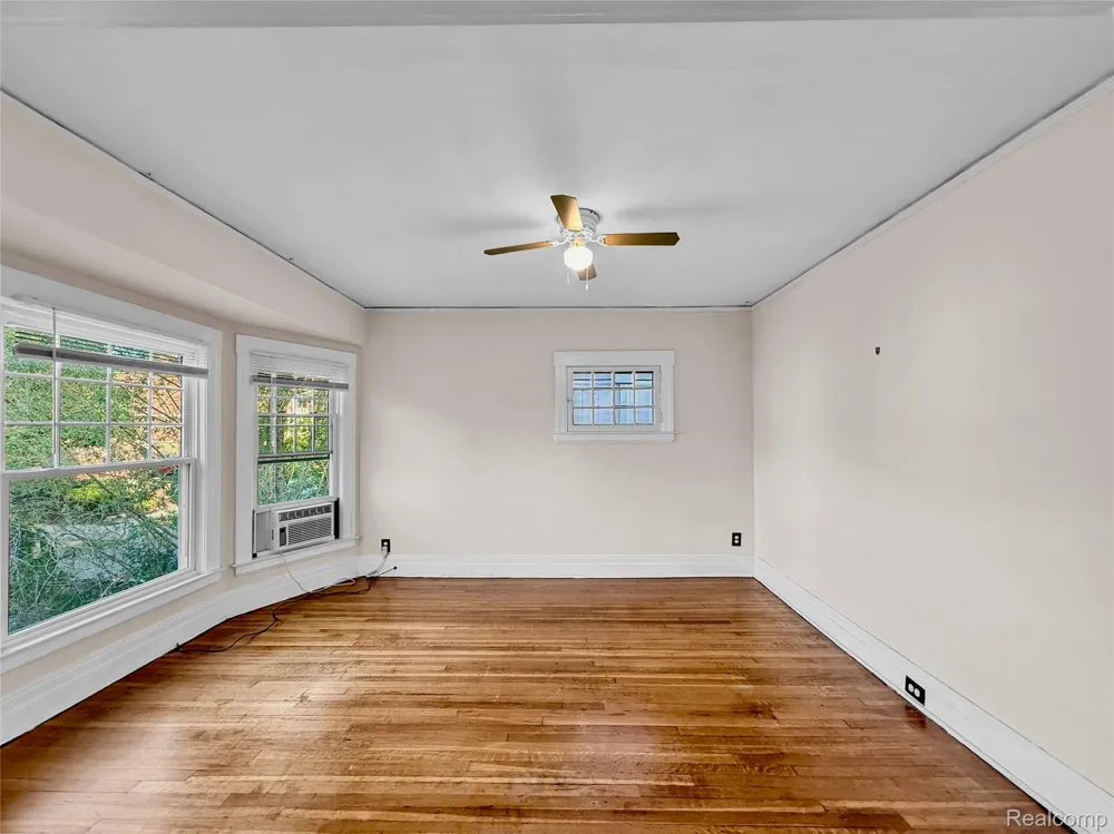 1027 LAKEPOINTE STREET Grosse Pointe Park City, MI 48230