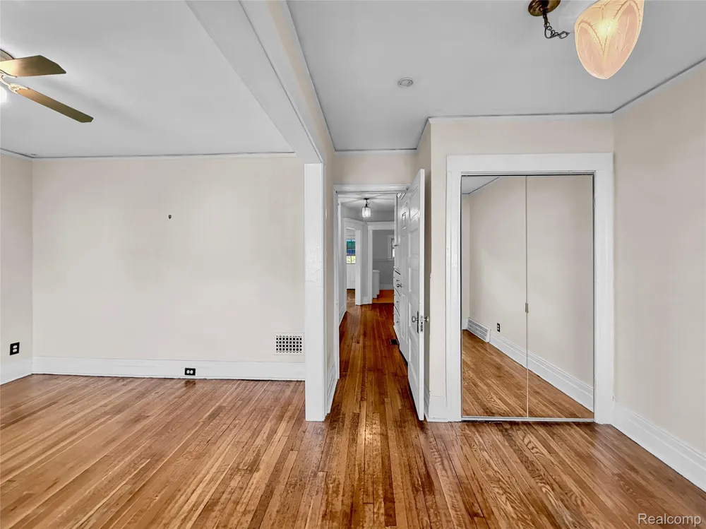1027 LAKEPOINTE STREET Grosse Pointe Park City, MI 48230
