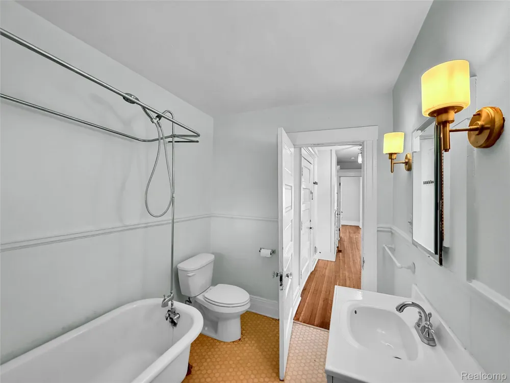1027 LAKEPOINTE STREET Grosse Pointe Park City, MI 48230