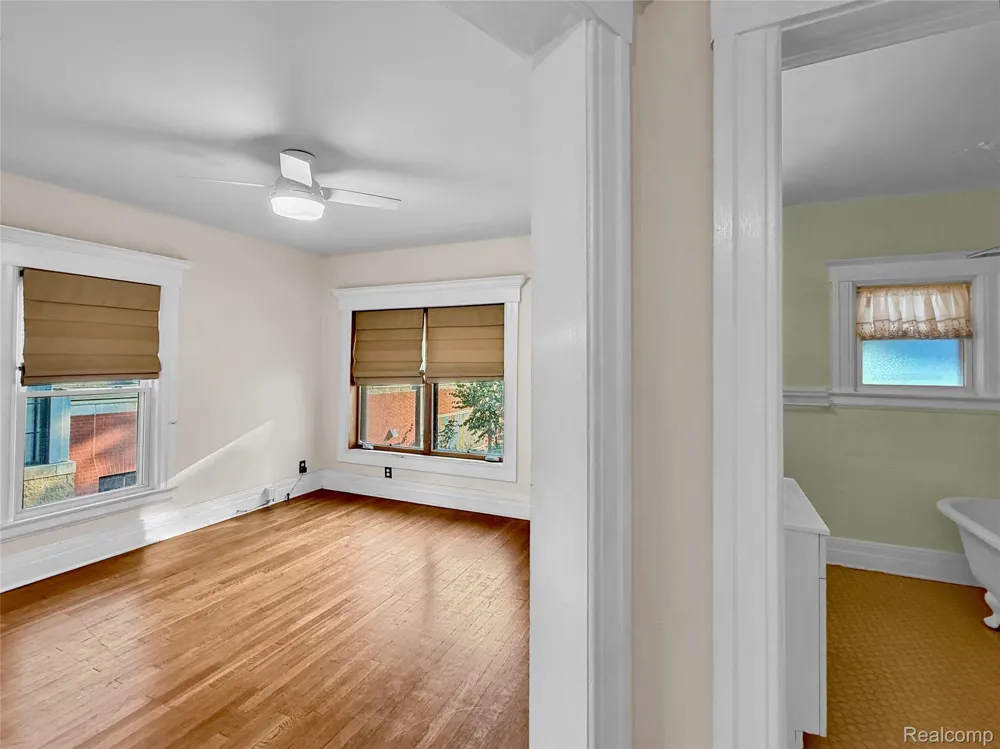 1027 LAKEPOINTE STREET Grosse Pointe Park City, MI 48230