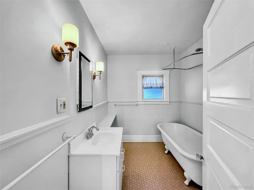 1027 LAKEPOINTE STREET Grosse Pointe Park City, MI 48230