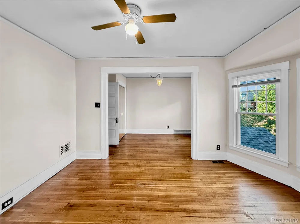 1027 LAKEPOINTE STREET Grosse Pointe Park City, MI 48230