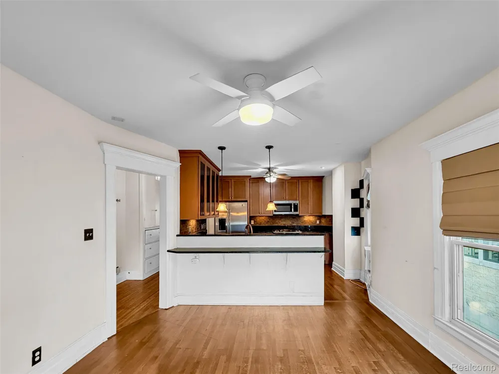 1027 LAKEPOINTE STREET Grosse Pointe Park City, MI 48230