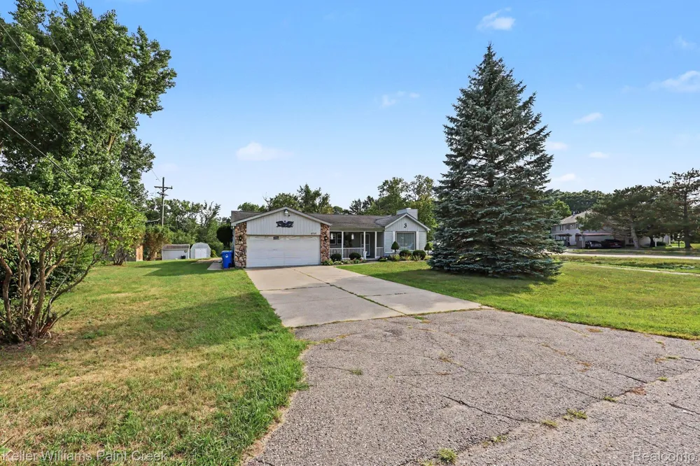 4959 IRWINDALE DRIVE Waterford Charter Township, MI 48328