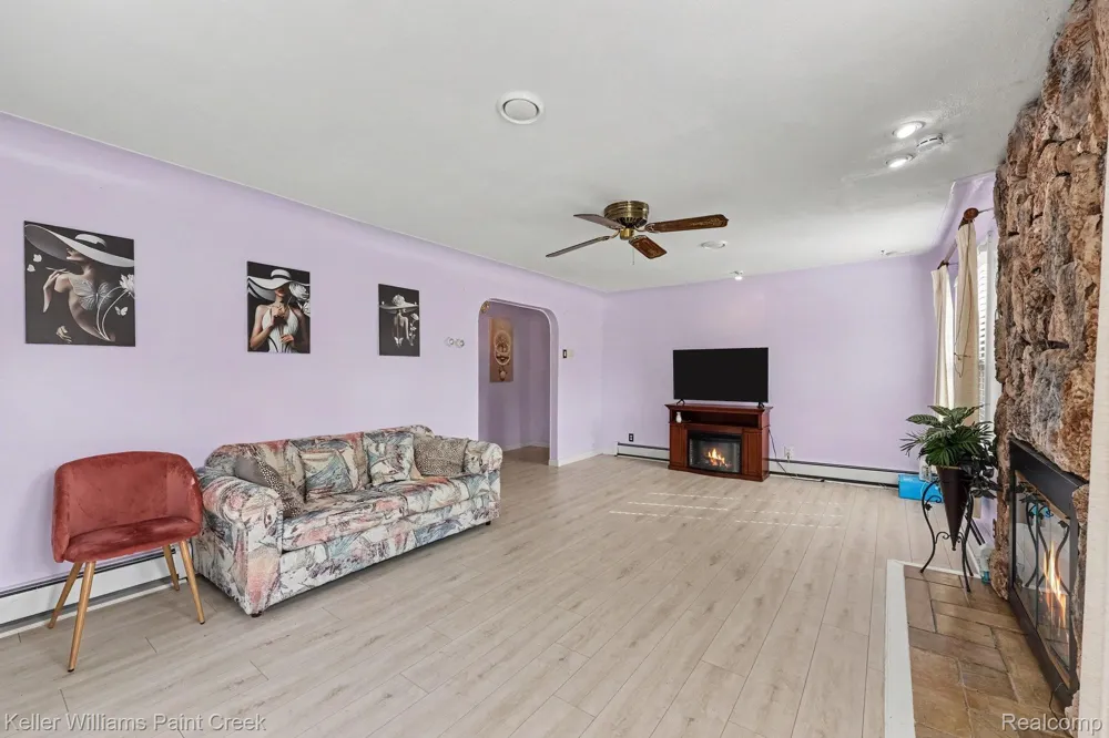 4959 IRWINDALE DRIVE Waterford Charter Township, MI 48328