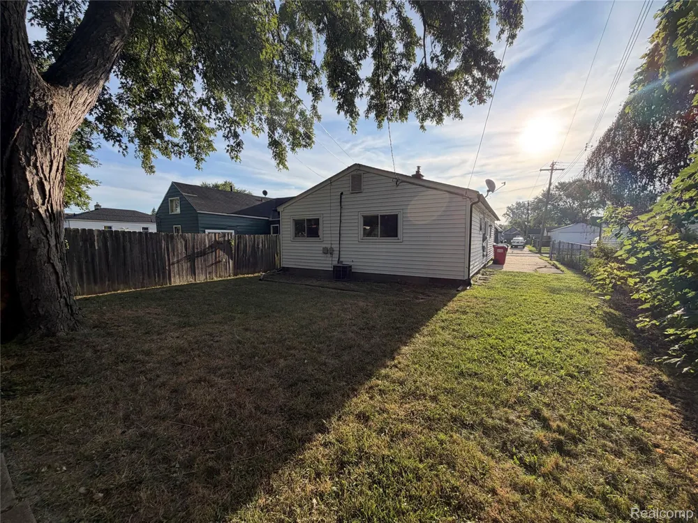 26039 Clancy Street Roseville City, MI 48066