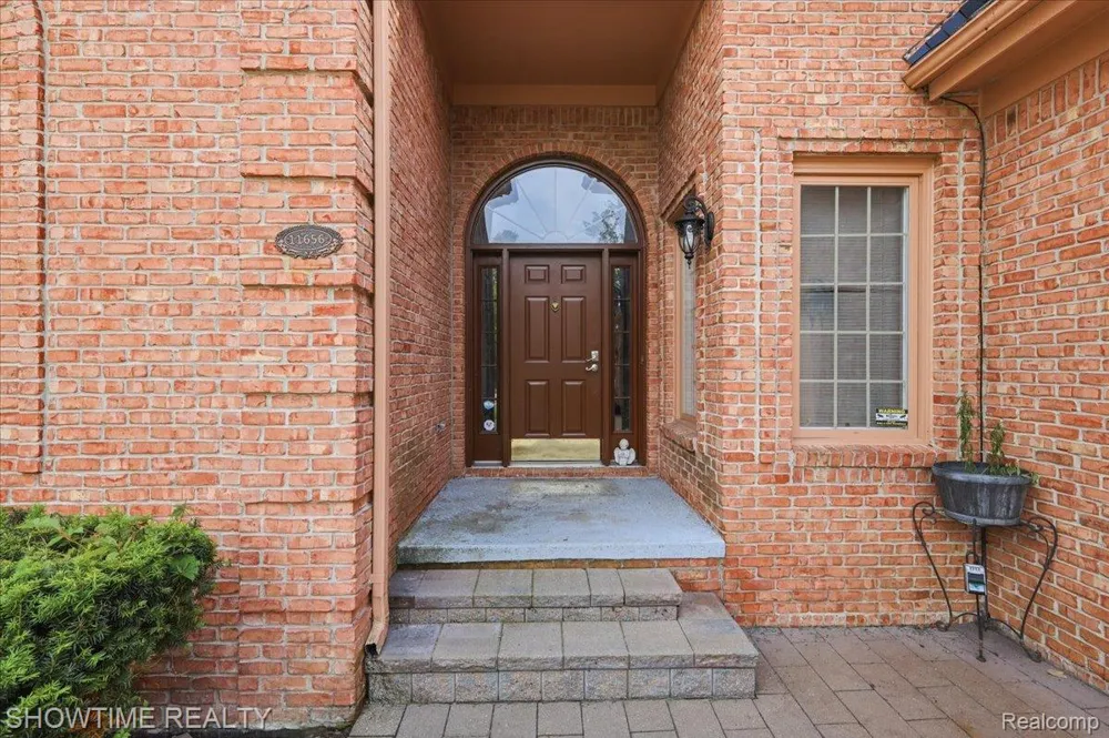 11656 Majestic Court Shelby Charter Township, MI 48315